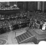 Het beeld van de Maagd der Armen  in de Sint-Pietersbasiliek tijdens de Werelddag van de Armen  op 17 november 2019